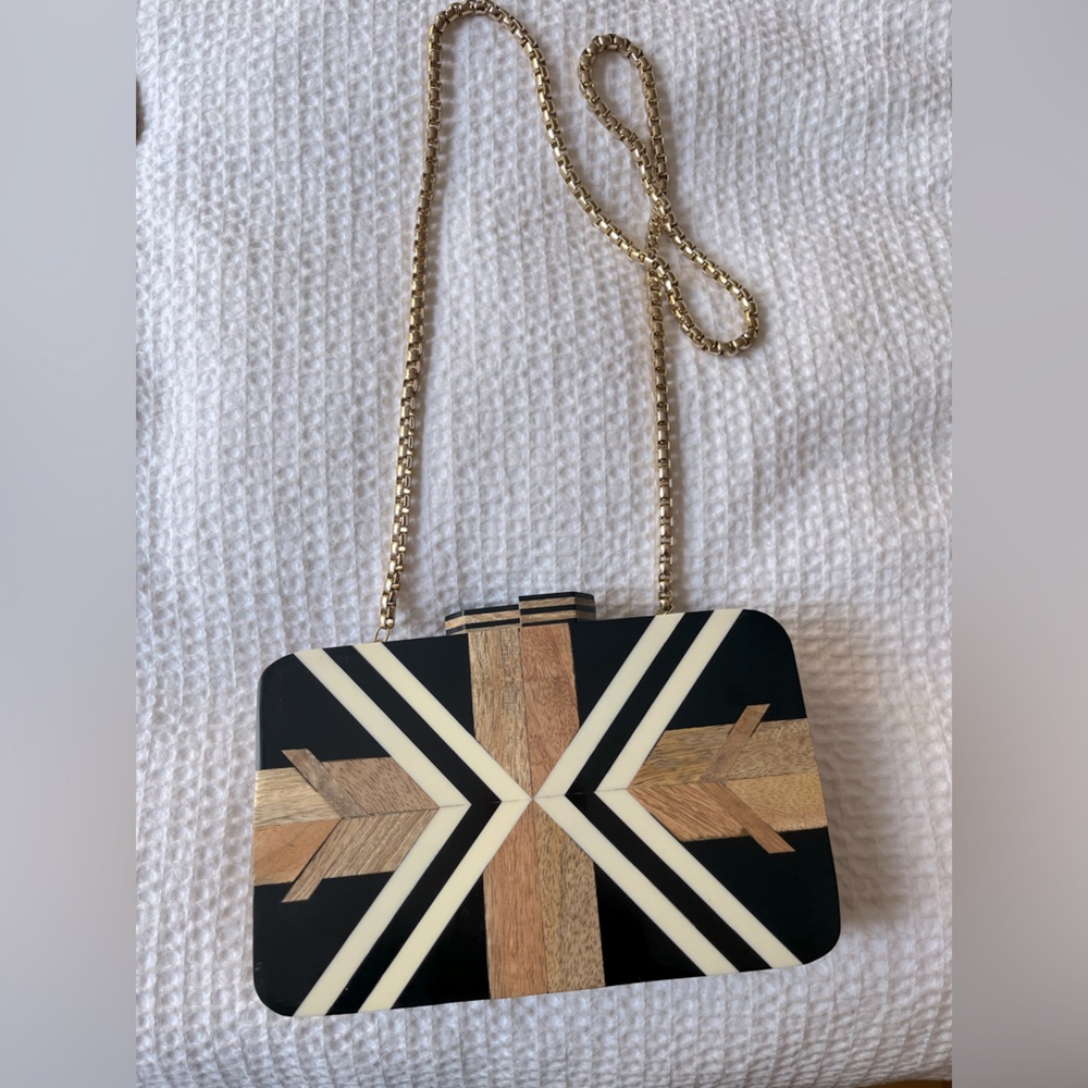 Clutch with inlay design and chain